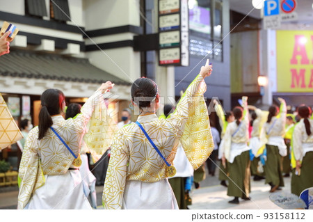 Yosakoi dancing in the arcade 93158112