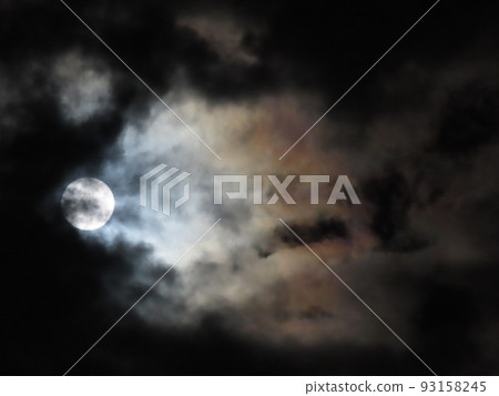透過雲層幾乎看不到滿月 透過雲層幾乎看不到滿月 93158245