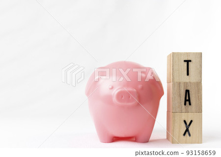 木塊稅和存錢罐。稅收的形象 木塊稅和存錢罐。稅收的形象 93158659