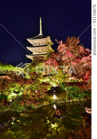 秋天的京都東寺紅葉燈火通明 秋天的京都東寺紅葉燈火通明 93158678