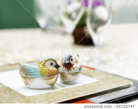 一個慶祝船,一小盤公雞和母雞 一個慶祝船,一小盤公雞和母雞 93158747