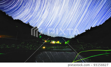 在里山跳舞的螢火蟲和北極星的光跡/栃木縣茂木町 在里山跳舞的螢火蟲和北極星的光跡/栃木縣茂木町 93158827