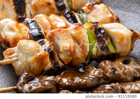 Assorted grilled chicken (tarareyaki), with a focus on green onions. 93158980