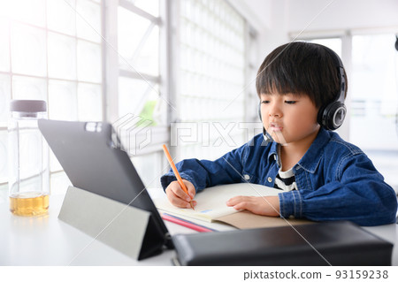 男孩在平板電腦上教授在線課程 男孩在平板電腦上教授在線課程 93159238