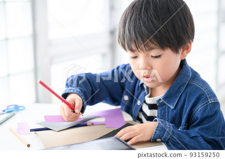 boy doing crafts 93159250