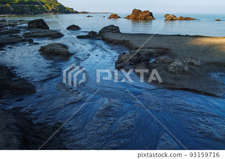 Yamagata Prefecture / ``Kamaiso Spring'' A very rare spot in Japan where you can see many springs that boil from the coast and flow into the sea. 93159716