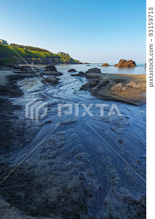 Yamagata Prefecture / ``Kamaiso Spring'' A very rare spot in Japan where you can see many springs that boil from the coast and flow into the sea. 93159718