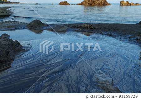 山形縣/“釜磯溫泉”日本非常罕見的地方，您可以看到許多從海岸沸騰並流入大海的泉水。 93159729