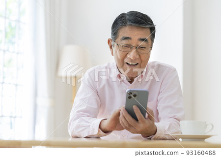有智能手機的微笑的老人 有智能手機的微笑的老人 93160488