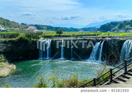 Cherry Blossom Season Roadside Station Harajiri Falls Scenery "Tourist Attractions and Travel" Bungo Ono City, Oita Prefecture 93161593