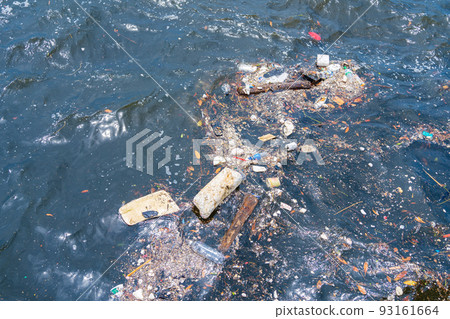 漂流的海洋垃圾微塑料 93161664