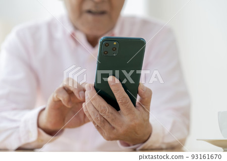 操作智能手機的老人的手 93161670