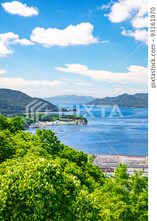 From Mt. Kogane in Minami Ward, Hiroshima City, you can see Sakamachi in the east and Kurahashi Island in the distance. Look at the deep blue sky and sea. From Mt. Kogane in Minami Ward, Hiroshima City, you can see Sakamachi in the east and Kurahashi Island in the distance. Look at the deep blue sky and sea. 93161970