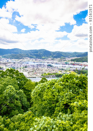 這是廣島市東部城市的遠景。可以看到國道2號線、開多大橋、馬自達專用橋和工廠。 93161971