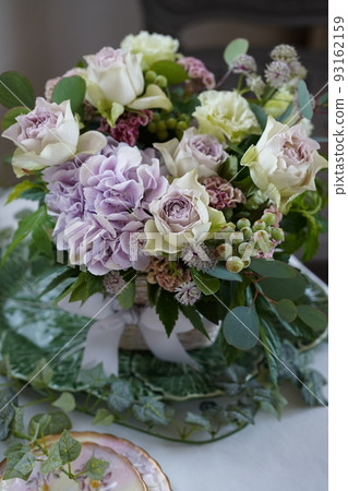 Pale purple arrangement of hydrangeas and roses 93162159