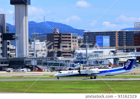 大阪國際機場,一架客機起飛和降落 大阪國際機場,一架客機起飛和降落 93162329