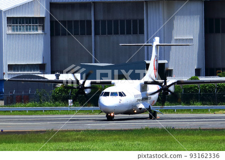 大阪國際機場，一架客機起飛和降落 93162336