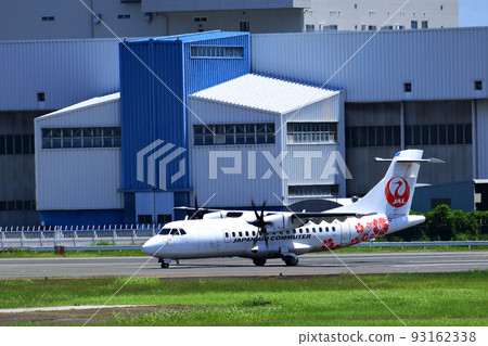 Osaka International Airport, a passenger plane taking off and landing Osaka International Airport, a passenger plane taking off and landing 93162338