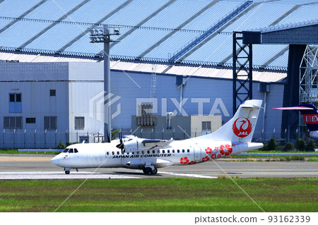 Osaka International Airport, a passenger plane taking off and landing Osaka International Airport, a passenger plane taking off and landing 93162339