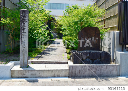 Murasaki Shikibu Cemetery, entrance of Takamura Ono Tomb (Kita Ward, Kyoto City) 93163213