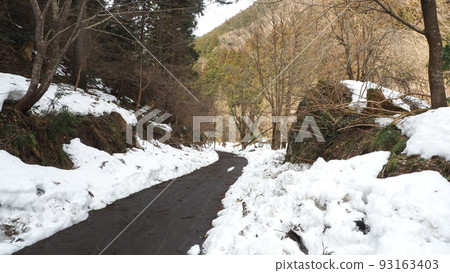 冬景雪路自然風光（殘雪雪景） 93163403