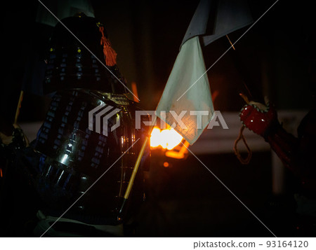 穿著盔甲的節日舞蹈 93164120