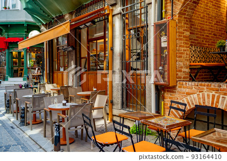 Street view in Balat district in Istanbul 93164410