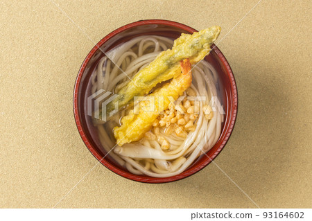 在烏龍麵湯面日本食物的天麩羅烏龍面天麩羅 在烏龍麵湯面日本食物的天麩羅烏龍面天麩羅 93164602