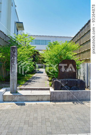 Murasaki Shikibu Cemetery, entrance of Takamura Ono Tomb (Kita Ward, Kyoto City) 93164878