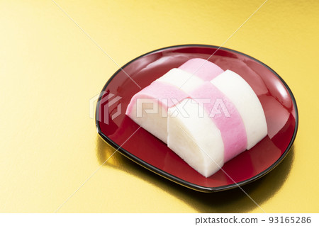 新年菜餚 7 _ 紅盤上的紅白魚糕 _ 背景金 新年菜餚 7 _ 紅盤上的紅白魚糕 _ 背景金 93165286