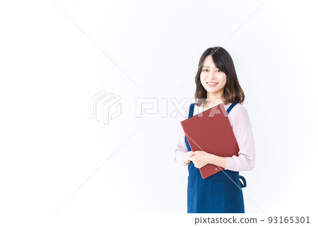 A young woman wearing an apron and a housekeeping agent A young woman wearing an apron and a housekeeping agent 93165301
