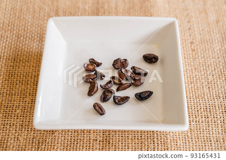 分類和移除的咖啡豆 93165431