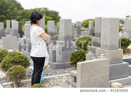 A middle-aged woman who came to visit the grave and is thinking about what to do with the grave from now on 93165600