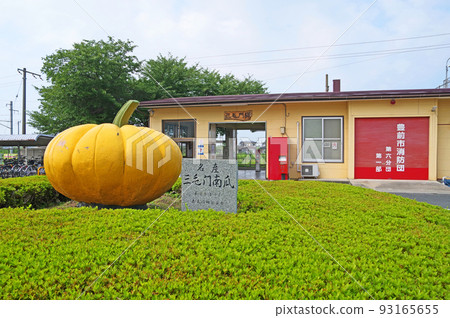 福岡縣豐前市的JR九州邁克蒙站,那裡有一個大南瓜 福岡縣豐前市的JR九州邁克蒙站,那裡有一個大南瓜 93165655