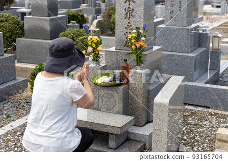 一個來掃墓的中年婦女，正在考慮以後如何處理墳墓 93165704