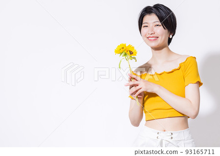 一個拿著向日葵的女人的肖像 93165711