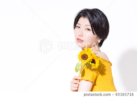 Beauty image Portrait of a woman holding a sunflower Beauty image Portrait of a woman holding a sunflower 93165716