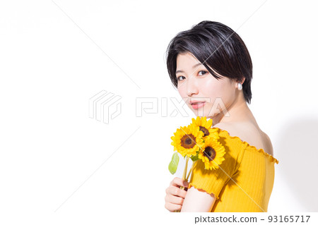 Beauty image Portrait of a woman holding a sunflower Beauty image Portrait of a woman holding a sunflower 93165717