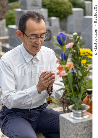 老人參觀墳墓,雙手合十 老人參觀墳墓,雙手合十 93166205