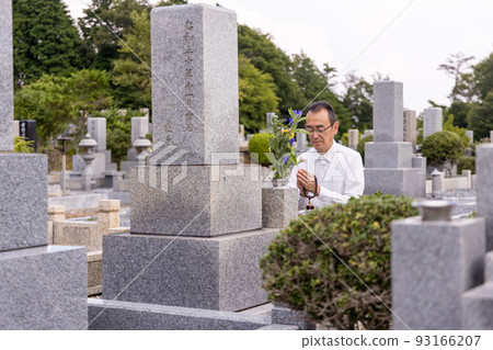 老人參觀墳墓，雙手合十 93166207