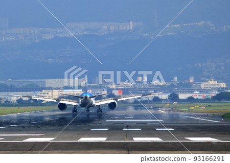 大阪國際機場全日空飛機降落準備就緒川ji千里 大阪國際機場全日空飛機降落準備就緒川ji千里 93166291