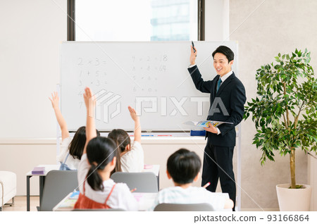 男講師向小學生提問 93166864