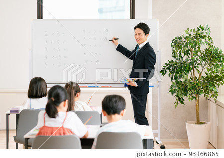 男講師向小學生提問 93166865