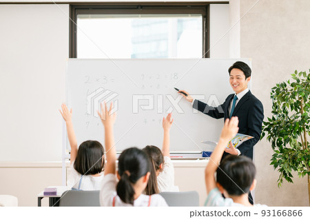 男講師向小學生提問 93166866