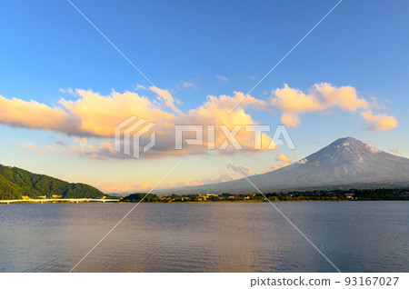 (Yamanashi Prefecture) Summer sunset, Lake Kawaguchi and Mt. Fuji 93167027