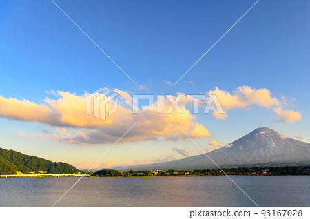 (Yamanashi Prefecture) Summer sunset, Lake Kawaguchi and Mt. Fuji 93167028