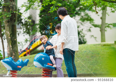 父母和孩子在公園玩耍 父母和孩子在公園玩耍 93168810