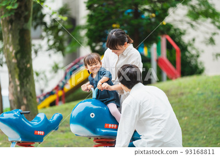 父母和孩子在公園玩耍 父母和孩子在公園玩耍 93168811