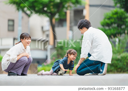 Parent and child playing in the park Parent and child playing in the park 93168877