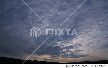 夏日早晨天空從晴到多雲，超廣角，主要是天空，220721am 93172984